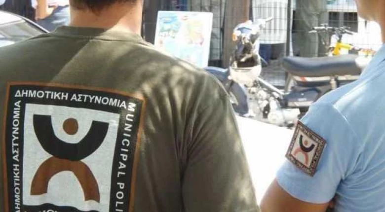 Οδηγός τραυμάτισε δημοτικό αστυνομικό για να περάσει μπλόκο για φωτιές